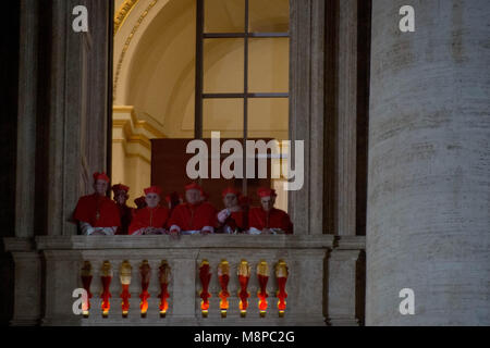 La cité du Vatican. À partir d'un regard sur les cardinaux balcon adjacent comme nouvellement élu Pape François I s'affiche sur le balcon central de la Basilique Saint Pierre. Banque D'Images