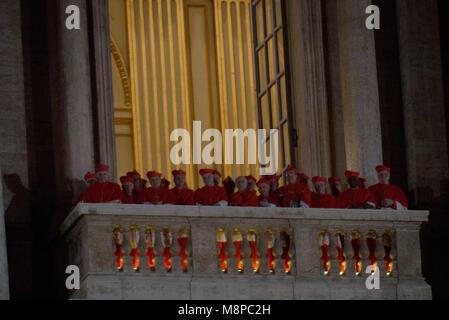 La cité du Vatican. À partir d'un regard sur les cardinaux balcon adjacent comme nouvellement élu Pape François I s'affiche sur le balcon central de la Basilique Saint Pierre. Banque D'Images