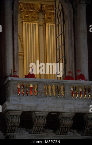 La cité du Vatican. À partir d'un regard sur les cardinaux balcon adjacent comme nouvellement élu Pape François I s'affiche sur le balcon central de la Basilique Saint Pierre. Banque D'Images