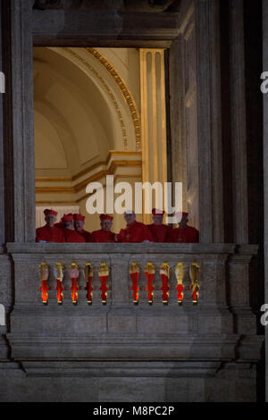 La cité du Vatican. À partir d'un regard sur les cardinaux balcon adjacent comme nouvellement élu Pape François I s'affiche sur le balcon central de la Basilique Saint Pierre. Banque D'Images