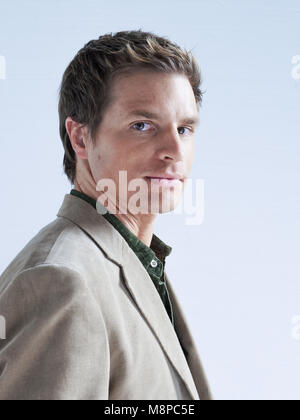 Portrait d'homme de race blanche headshot contre fond neutre Banque D'Images