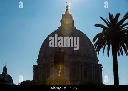 La cité du Vatican. Vue sur le dôme de la Basilique Saint-Pierre. La cité du Vatican. Banque D'Images