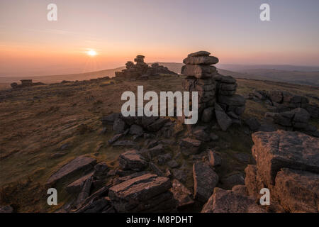 Grand Tor discontinues au coucher du soleil à Dartmoor. Banque D'Images