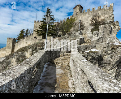 Voir à la forteresse de Guaita sur le mont Titano, San Marino Banque D'Images