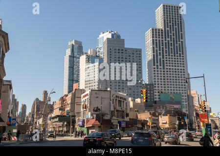 Nouveau développement dans le centre-ville de Brooklyn à New York constrats avec les anciens bâtiments bas, vu de Flatbush Avenue le Dimanche, Mars 18, 2018. En raison de l'augmentation de développement dans la région, notamment hi-rise appartement luxueux bâtiments, magasins et détaillants haut de gamme. (Â© Richard B. Levine) Banque D'Images