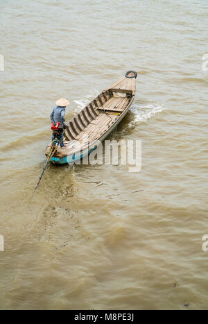 CAI BE - Décembre 20, 2017 aviron : bateau en bois sur le delta du Mékong le 20 décembre 2017 à Cai Be, au Vietnam. Banque D'Images