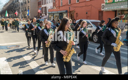 Une fanfare de l'Évêque Kearny High School célèbre le Jour de la Saint Patrick à la 43e parade annuelle d'origine irlandaise dans le quartier Park Slope de Brooklyn, à New York, le dimanche 18 mars, 2018. L'événement familial dans le quartier Park Slope en famille a attiré des centaines de familles comme les observateurs et marcheurs alors qu'il s'est dirigé à travers le quartier de Brooklyn. New York a plusieurs jour de la Saint-Patrick, des défilés, au moins un dans chacun des cinq quartiers. (© Richard B. Levine) Banque D'Images
