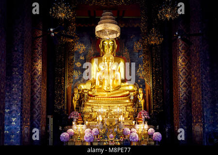 Golden Buddha statue dans le hall de temple à Bangkok, Thaïlande Banque D'Images
