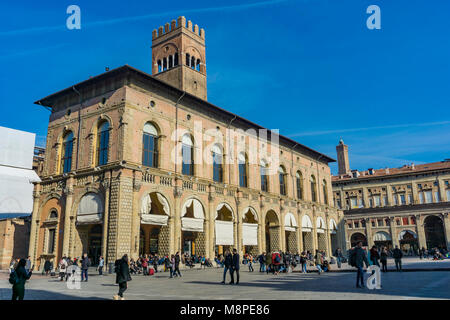 Bologne, Italie - 15 février 2018 : personnes non identifiées par le Palais Podesta à Bologne, en Italie. Cet édifice municipal à la Piazza Maggiore a été construit arou Banque D'Images