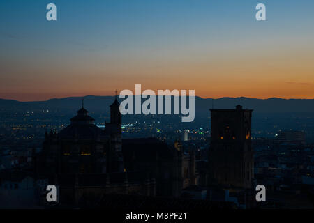 Vue du coucher de soleil sur la ville de Grenade et la Cathédrale de Grenade. Granada, Espagne Banque D'Images