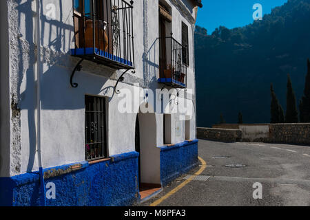 Belle bleue et maison blanche. Route de Sacromonte (Camino del Sacromonte). Granada, Espagne Banque D'Images