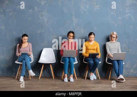 Des femmes gaies en utilisant la technologie moderne Banque D'Images