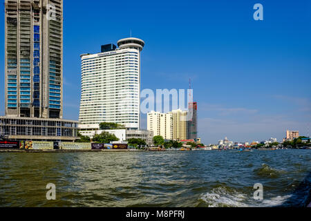 Vue sur la rivière Chao Phraya sur le site de construction d'Iconsiam et le Millenium Hilton hotels au centre-ville Banque D'Images