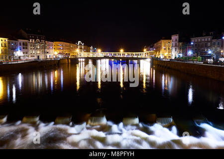 Epinal Moselle et pont Photo de nuit avec de longs exposer Banque D'Images