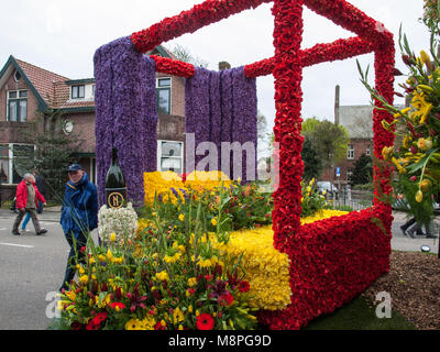 Noordwijkerhout, Pays-Bas - 21 Avril 2017 : Le lit est fait de fleurs colorées à la traditionnelle parade des fleurs Bloemencorso de Noordwijk à Haarlem Banque D'Images