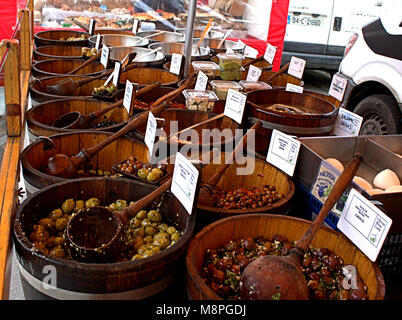 Blocage du marché de la vente d'un large choix d'olives à un pays dans le marché hebdomadaire skibbereen, West Cork, Irlande Banque D'Images