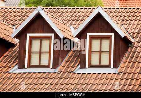 Toit avec carrelage rouge et deux lucarnes Banque D'Images