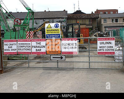 Signe de détournement de bloqué les entreprises, causé par un chantier de construction. Baltimore, West Cork, Irlande. Banque D'Images