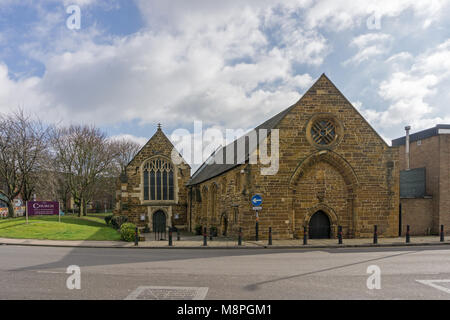 L'ancienne église du 12ème siècle de St John's, la plus ancienne construction laïque à Northampton, Royaume-Uni ; maintenant un restaurant connu sous le nom de l'Église. Banque D'Images