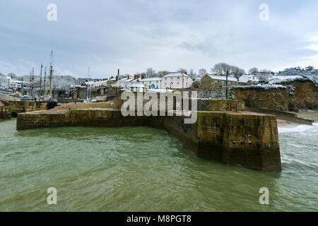 18/03/2018 Cornwall, UK, Editorial : Logos potentiels et inconnus du public. Les maisons autour de Port de Charlestown couvertes de neige que l'hiver Banque D'Images