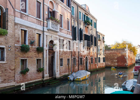 Les touristes du kayak sur Rio, San Marco au coucher du soleil à louer des kayaks, Venise, Vénétie, Italie Banque D'Images