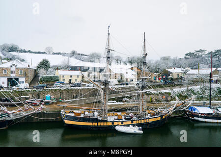 18/03/2018 Charlestown, Cornwall, UK, Editorial : Les logos et les membres de l'inconnu du public. D'importantes chutes de neige couvre l'emblématique Tall Ships Banque D'Images