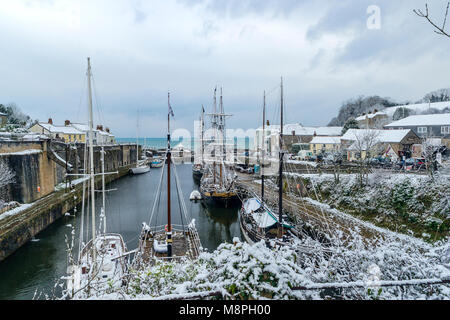 18/03/2018 Charlestown, Cornwall, UK, Editorial : Les logos et les membres de l'inconnu du public. D'importantes chutes de neige couvre l'emblématique Tall Ships Banque D'Images