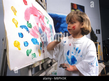 Une jeune fille spongepainting Banque D'Images