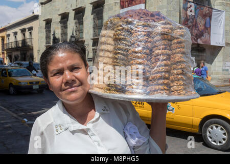 Oaxaca, Oax., Mexique - une femme vend des pâtisseries dans la rue. Banque D'Images