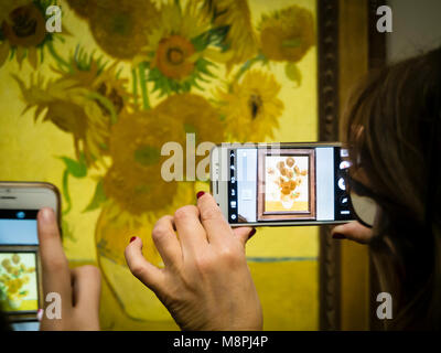 Londres, Royaume-Uni - 30 déc 2017 : les visiteurs de la National Gallery de Londres prennent des photos de smartphone du célèbre Vincent van Gogh peinture à l'huile "unflowers'. Banque D'Images