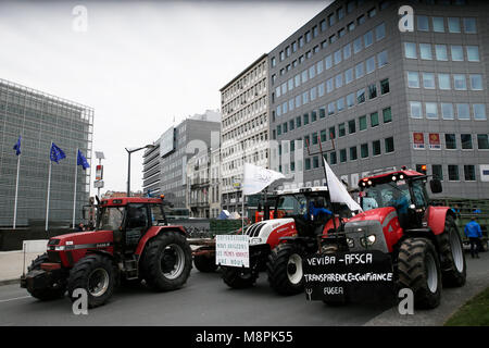 Bruxelles, Belgique. 19 mars 2018. Les agriculteurs démontrer avec des tracteurs à l'extérieur du bâtiment de la commission européenne pour sensibiliser sur la nécessité de la protection de l'agriculture familiale. Alexandros Michailidis/Alamy Live News Banque D'Images