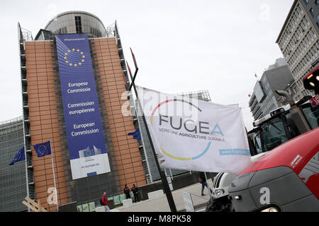 Bruxelles, Belgique. 19 mars 2018. Les agriculteurs démontrer avec des tracteurs à l'extérieur du bâtiment de la commission européenne pour sensibiliser sur la nécessité de la protection de l'agriculture familiale. Alexandros Michailidis/Alamy Live News Banque D'Images