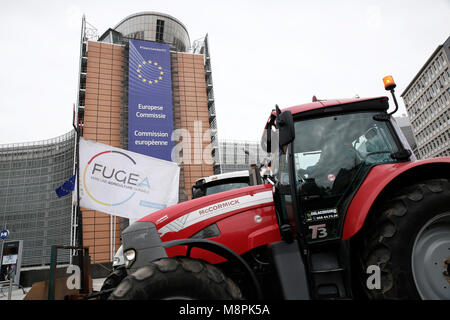 Bruxelles, Belgique. 19 mars 2018. Les agriculteurs démontrer avec des tracteurs à l'extérieur du bâtiment de la commission européenne pour sensibiliser sur la nécessité de la protection de l'agriculture familiale. Alexandros Michailidis/Alamy Live News Banque D'Images