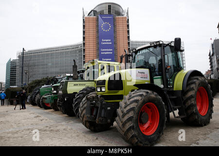 Bruxelles, Belgique. 19 mars 2018. Les agriculteurs démontrer avec des tracteurs à l'extérieur du bâtiment de la commission européenne pour sensibiliser sur la nécessité de la protection de l'agriculture familiale. Alexandros Michailidis/Alamy Live News Banque D'Images