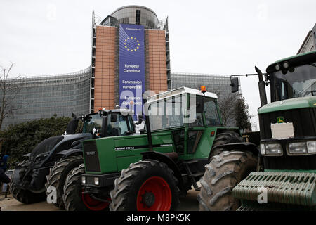 Bruxelles, Belgique. 19 mars 2018. Les agriculteurs démontrer avec des tracteurs à l'extérieur du bâtiment de la commission européenne pour sensibiliser sur la nécessité de la protection de l'agriculture familiale. Alexandros Michailidis/Alamy Live News Banque D'Images