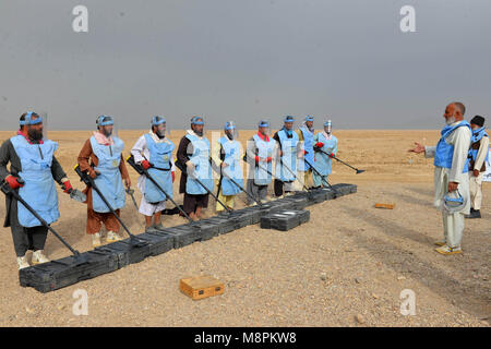 Kandahar, Afghanistan. Mar 19, 2018. Les démineurs afghans recherche de mines dans le district de Zhari du sud de la province de Kandahar, Afghanistan, le 19 mars 2018. Sanaullah Crédit : Seaim/Xinhua/Alamy Live News Banque D'Images