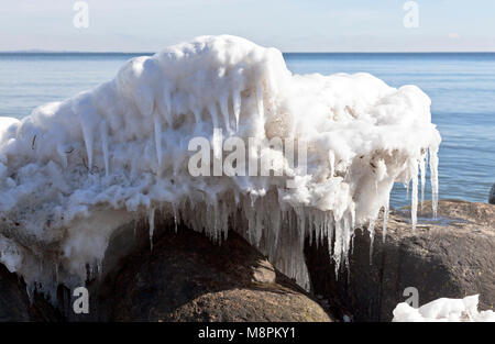 Les formations de glace fondante et de glaçons sur un début de printemps ensoleillé, journée sur la côte à Skodsborg après une longue période de froid avec le jour et la nuit le gel et les vents forts. Le son de l'Oresund / juste au nord de Copenhague, Danemark.s Banque D'Images