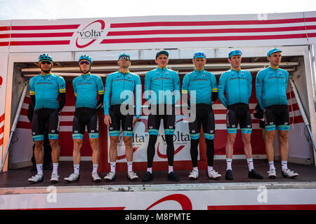 Barcelona, Espagne. 19 mars, 2018. Astana Pro Team 141, Jesper HANSEN (DEN), 142, Pello BILBAO (ESP), 143 CHERNETSKI, Sergei (RUS), 144, ZEITS Andrey (KAZ), 145 STALNOV, Nikita (KAZ), 146, Andrey GRIVKO (UKR), 147 HIRT, Jan (CZE) et directeur Alexander SHEFER 98e Volta Ciclista a Catalunya 2018/Phase 1 - Calella Calella de 152,3km durant le Tour de Catalogne, 19 mars 2018 à Calella, Espagne. Credit : CORDON PRESS/Alamy Live News Banque D'Images