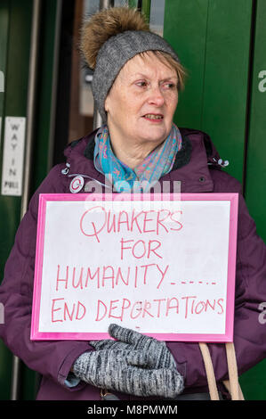 Chelmsford, Essex 19 mars 2018 un groupe de militants luttant contre les vols d'expulsion ont manifesté à l'extérieur de Chelmsford Crown court où les manifestants font face à des accusations de terrorisme pour avoir soi-disant occupant la piste à l'aéroport de Stansted. Le 28 mars 2017, 15 manifestants anti-déportation aurais bloqué un avion qui était en raison d'expulser les demandeurs d'asile et autres migrants au Nigéria et au Ghana. Ian Davidson Crédit/Alamy Live News Banque D'Images