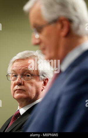 Bruxelles, Belgique. Mar 19, 2018. Brexit britannique David Davis (L) de l'Union européenne et négociateur en chef Brexit Michel Barnier assister à la conférence de presse après un nouveau cycle de négociations sur l'Brexit de négociations à Bruxelles, Belgique, le 19 mars 2018. Credit : Ye Pingfan/Xinhua/Alamy Live News Banque D'Images