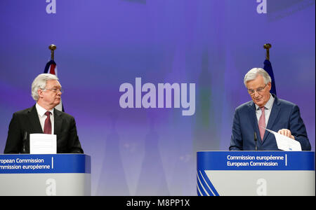 Bruxelles, Belgique. Mar 19, 2018. Brexit britannique David Davis (L) de l'Union européenne et négociateur en chef Brexit Michel Barnier assister à la conférence de presse après un nouveau cycle de négociations sur l'Brexit de négociations à Bruxelles, Belgique, le 19 mars 2018. Credit : Ye Pingfan/Xinhua/Alamy Live News Banque D'Images