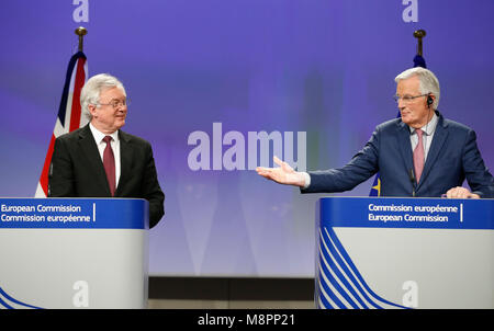 Bruxelles, Belgique. Mar 19, 2018. Brexit britannique David Davis (L) de l'Union européenne et négociateur en chef Brexit Michel Barnier assister à la conférence de presse après un nouveau cycle de négociations sur l'Brexit de négociations à Bruxelles, Belgique, le 19 mars 2018. Credit : Ye Pingfan/Xinhua/Alamy Live News Banque D'Images