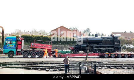 Kidderminster, UK. 19 mars, 2018. Après une superbe performance de la Severn Valley Railway équipe cette semaine lors de leur gala de printemps, la locomotive à vapeur 53808, en prêt à SVR, est aujourd'hui sur le déplacer vers le bas pour Minehead - un voyage qui sera entreprise par la route et pas de fer. Credit : Lee Hudson/Alamy Live News Banque D'Images