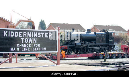 Kidderminster, UK. 19 mars, 2018. Après une superbe performance de la Severn Valley Railway équipe cette semaine lors de leur gala de printemps, la locomotive à vapeur 53808, en prêt à SVR, est aujourd'hui sur le déplacer vers le bas pour Minehead - un voyage qui sera entreprise par la route et pas de fer. Credit : Lee Hudson/Alamy Live News Banque D'Images