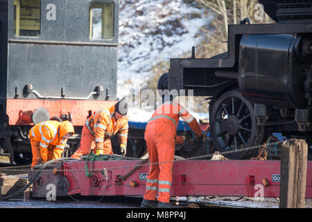 Kidderminster, UK. 19 mars, 2018. Après une superbe performance de la Severn Valley Railway équipe cette semaine lors de leur gala de printemps, la locomotive à vapeur 53808, en prêt à SVR, est aujourd'hui sur le déplacer vers le bas pour Minehead - un voyage qui sera entreprise par la route et pas de fer. Credit : Lee Hudson/Alamy Live News Banque D'Images