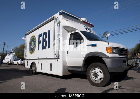 Austin, Texas, le 19 mars 2018 : FBI camion arrive sur la scène comme Austin police, FBI et ATF travailler la scène d'une quatrième bombe paquet en trois semaines qui a explosé dimanche soir sur une route sud-ouest Austin blessant deux hommes. Selon la police, un fil de déclenchement 'possible' a été utilisé pour faire exploser l'appareil. Credit : Bob Daemmrich/Alamy Live News Crédit : Bob Daemmrich/Alamy Live News Banque D'Images