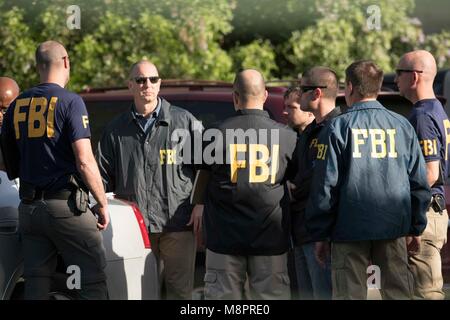 Le travail des agents du FBI sur la scène d'un quatrième attentat paquet en trois semaines que deux hommes blessés. Selon la police, un fil de déclenchement 'possible' a été utilisé pour faire exploser l'appareil. Banque D'Images