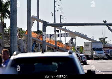 MIAMI, FLORIDE - le 15 mars : Scène où une passerelle s'est effondrée quelques jours après qu'il a été construit dans le sud-ouest de la 8e rue en leur permettant de contourner la rue animée de parvenir à l'université Florida International le 15 mars 2018 à Miami, en Floride. Les rapports indiquent qu'il y a un nombre inconnu de morts à la suite de l'effondrement, qui écrasé au moins cinq voitures. Personnes : Atmosphère Banque D'Images