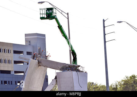 MIAMI, FLORIDE - le 15 mars : Scène où une passerelle s'est effondrée quelques jours après qu'il a été construit dans le sud-ouest de la 8e rue en leur permettant de contourner la rue animée de parvenir à l'université Florida International le 15 mars 2018 à Miami, en Floride. Les rapports indiquent qu'il y a un nombre inconnu de morts à la suite de l'effondrement, qui écrasé au moins cinq voitures. Personnes : Atmosphère Banque D'Images