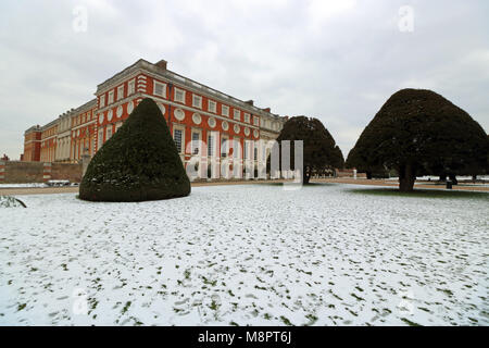 Hampton Court, SW London UK. 19 mars 2018. Une couverture de neige et la température glaciale, dans les jardins de Hampton Court, au sud ouest de Londres ce matin. Credit : Julia Gavin/Alamy Live News Banque D'Images